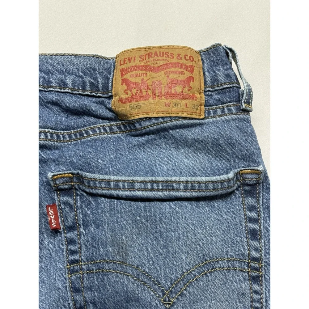 Levi's‎ 505 Jeans 30x32 medium wash Blue Zip Fly Denim Fading Casual